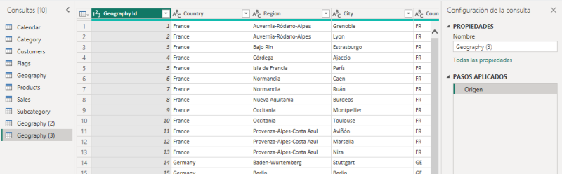 La opción Referencia es semejante a la de Duplicar, pero con una importante diferencia. Para verla, volvamos a seleccionar la consulta Geography y ejecutemos en esta ocasión la opción Referencia:   Comprobamos que la nueva consulta (que ha recibido el nombre por defecto de Geography (3)) contiene la misma tabla que la devuelta por la consulta Geography, pero, si nos fijamos en el panel de Pasos aplicados, veremos que no se han replicado los pasos del proceso ETL original. Por el contrario, el único paso que